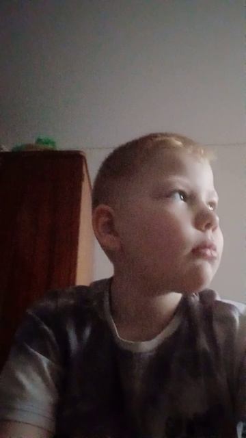 взял иголочку пока мама не видит😅