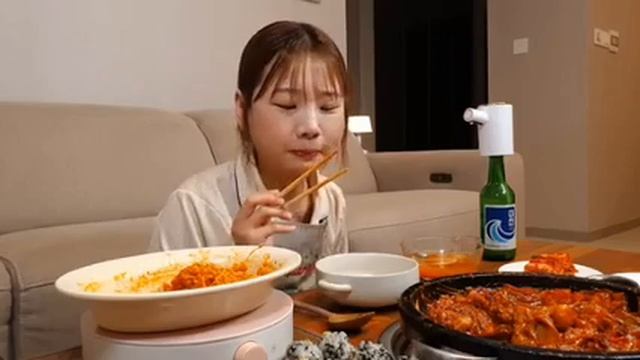 Мукбанг острые куриные кишки и сырная лапша Еда на камеру