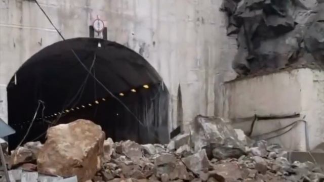 Камнепад завалил выезд из туннеля на Транскавказской автомагистрали в Южной Осетии.