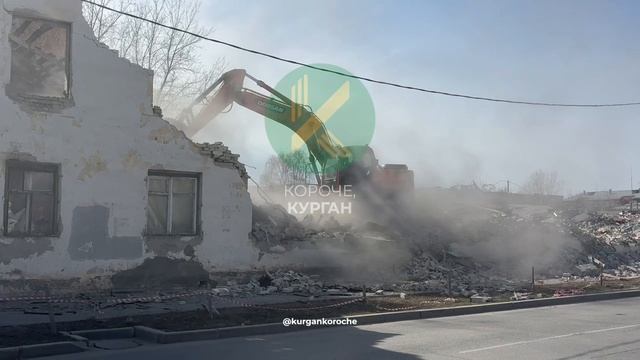 На перекрестке улиц Комсомольская – Климова разбирают  дом