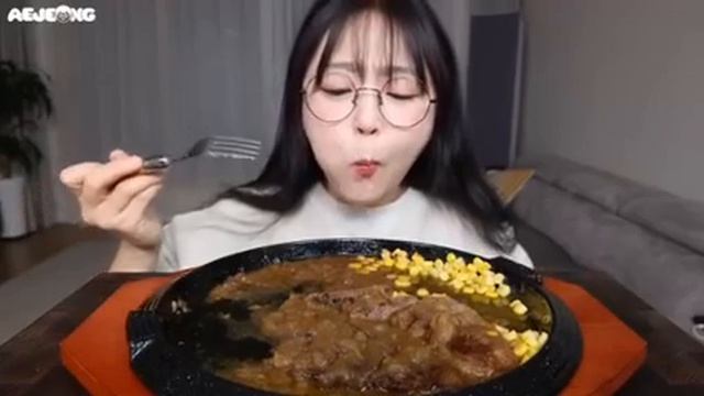 Мукбанг стейк под яблочным соусом Еда на камеру