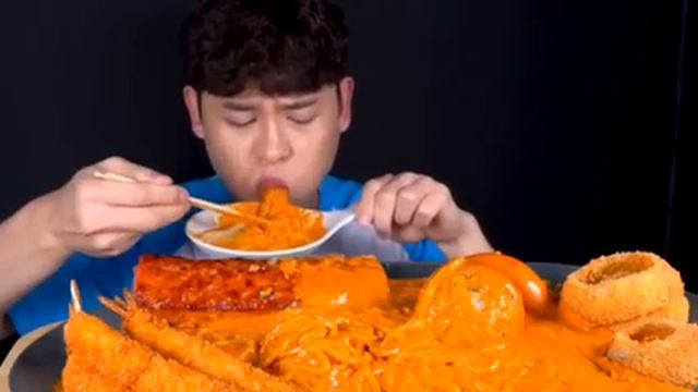 Мукбанг лапша рамен с сыром, жареные креветки, луковые кольца Еда на камеру