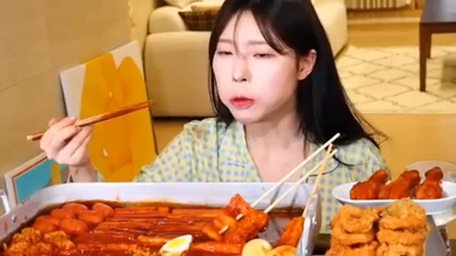 Мукбанг ттокпокки, курица и кимпбап Еда на камеру
