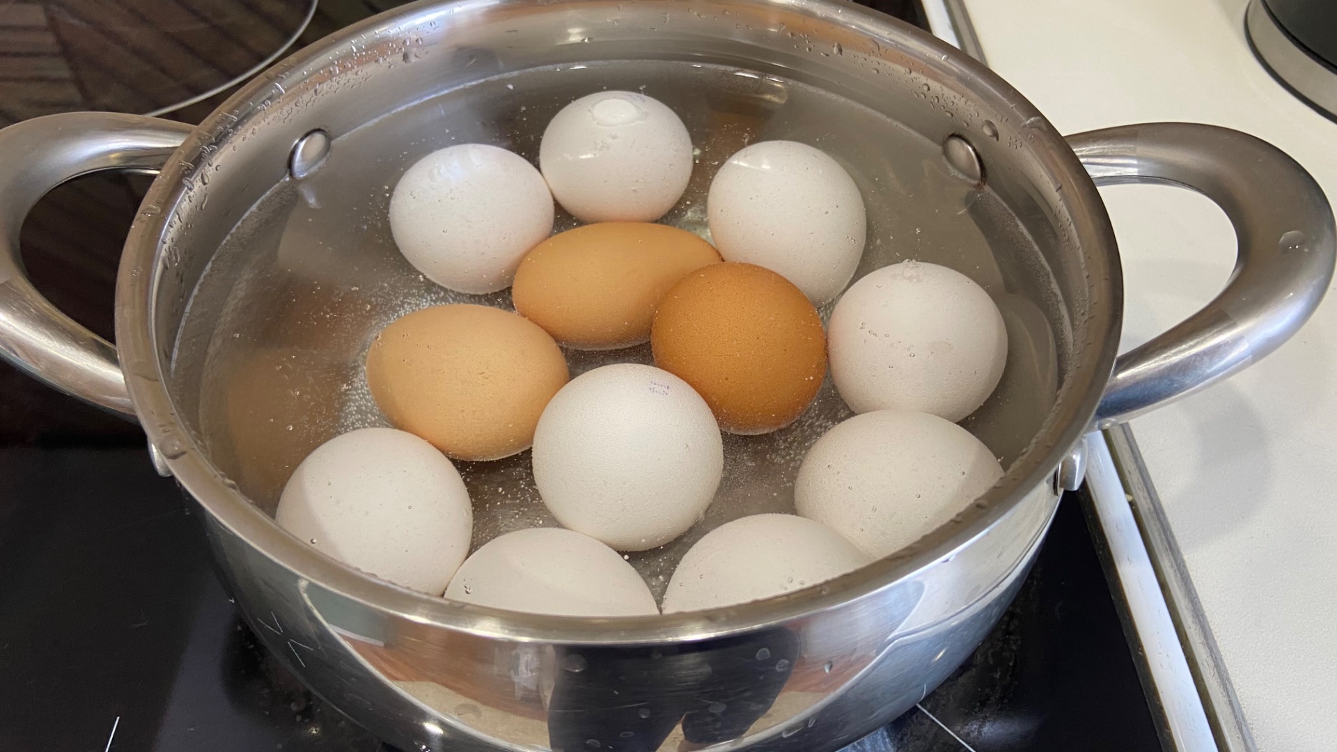 Как сварить яйца, чтобы они не потрескались и хорошо чистились.