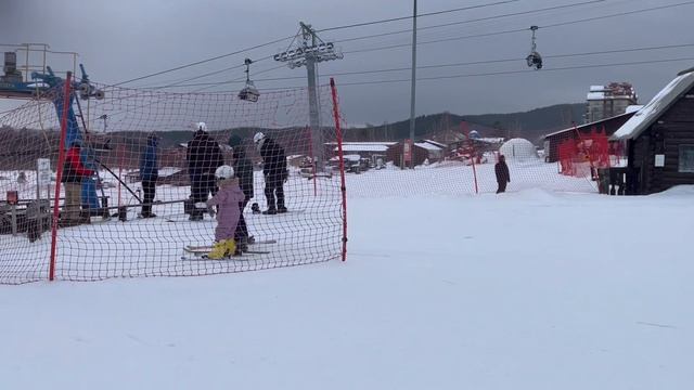 🎿 Когда вдохновение заразительно: Есения на горных лыжах вслед за Кирой! 🎿