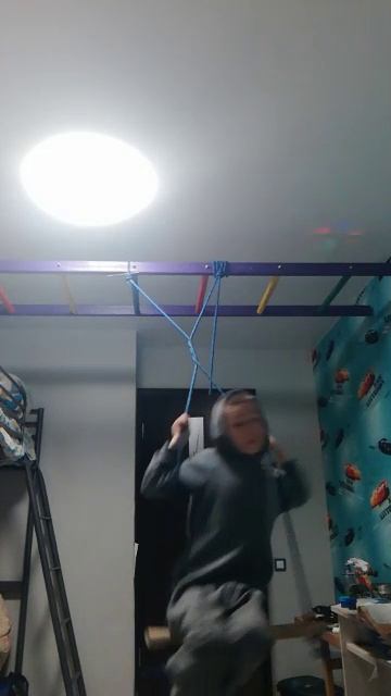 На качели трюки