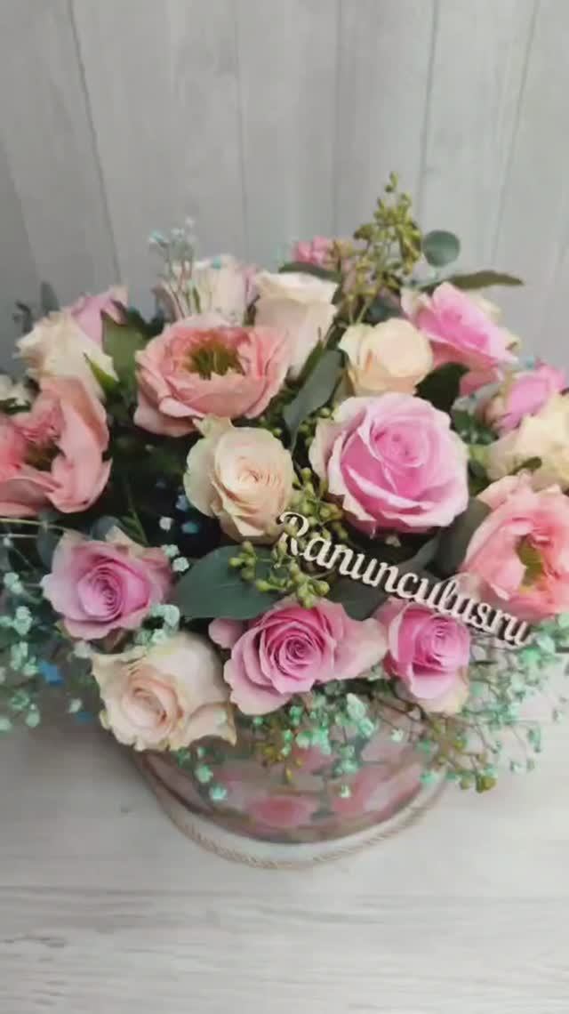 Букет из разноцветных роз в шляпной коробке