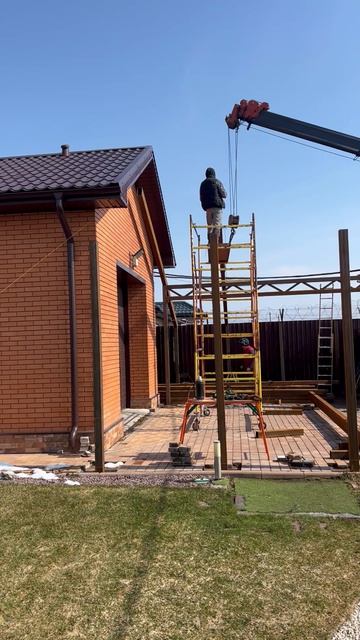 Монтаж навесов. Устанавливаем перемычку и балки.