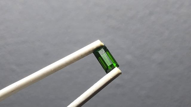 Хромдиопсид натуральный 0,7кт # 572