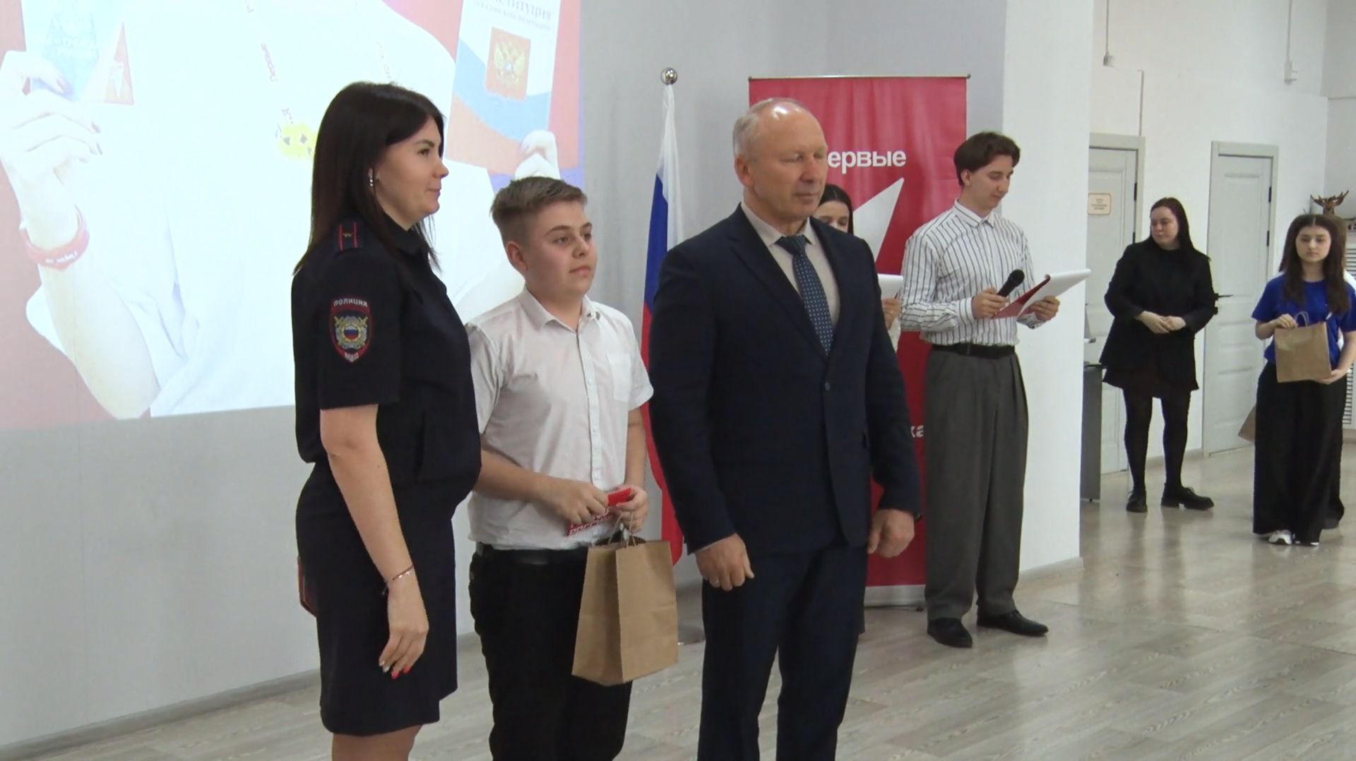 Юным бузулучанам вручили паспорта в преддверии Дня космонавтики