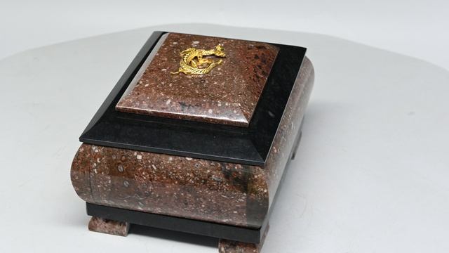 Шкатулка из креноида с ящерицей 