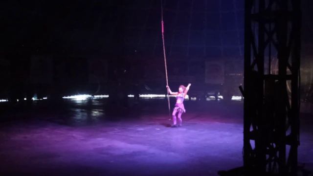 На летающем шесте под куполом цирка.  Нитро Цирк Руслана Усеинова. Гастроли в г. Тула. 2026 г.