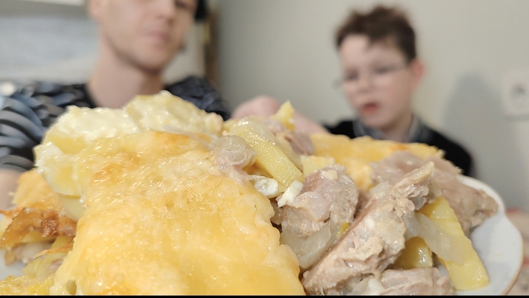 Мясо свинины с картошкой, луком и сыром, запечённое у племянника, а у меня творог и греческий йогурт