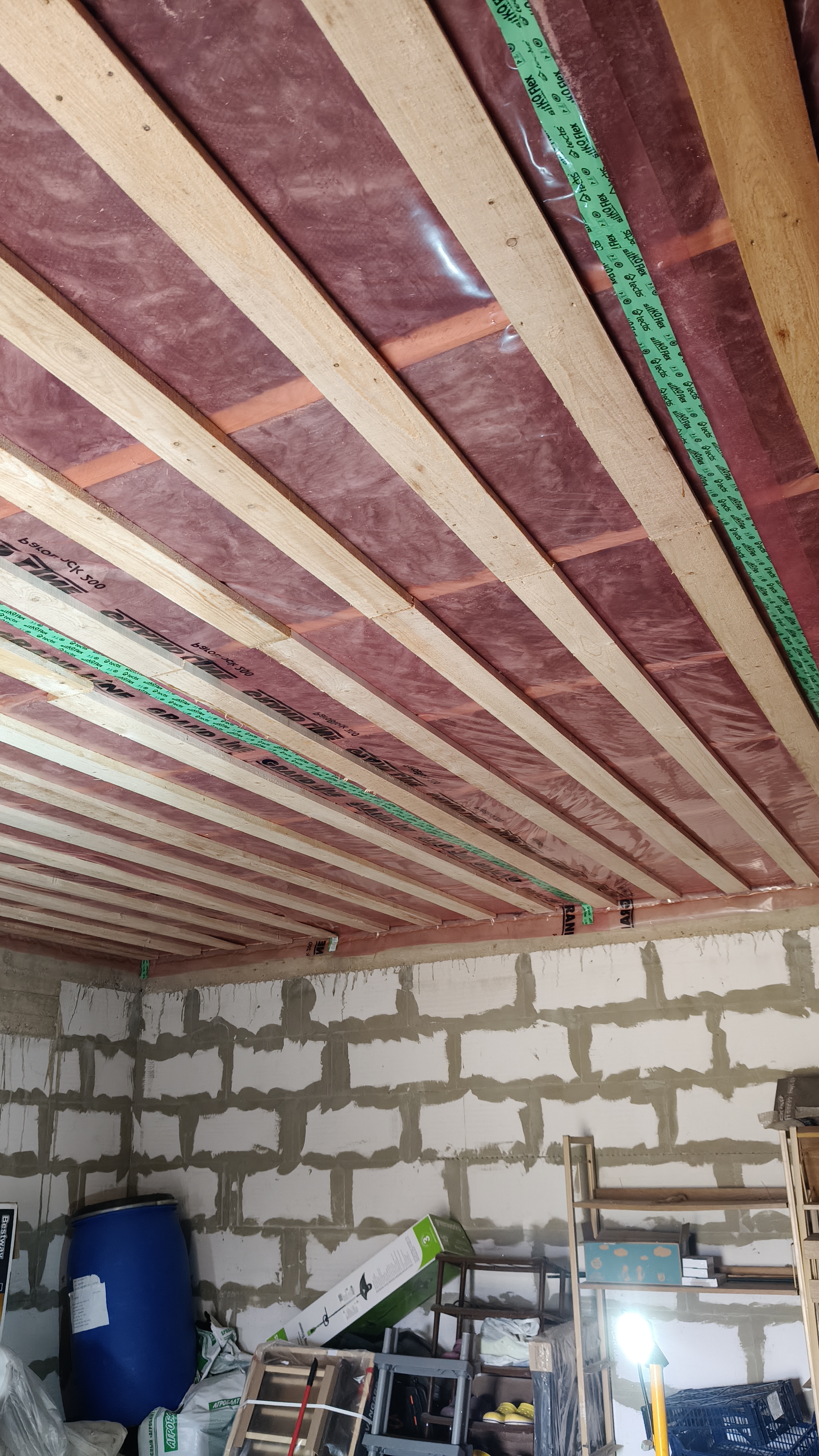 Утеплили крышу и потолок