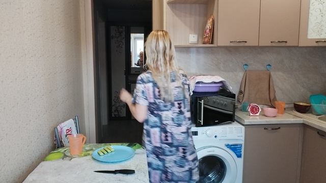 Домашний хот-дог с горячим чаем 😋 А ещё огурец, банан и тортик 😆