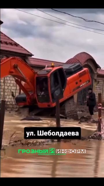 ⚡️Чеченец на экскаваторе спас от затопления целый жилой квартал в Дагестане