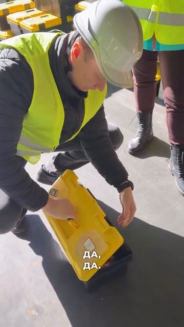 Смотрим что внутри ящиков с инструментами