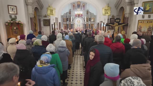 В день Светлой Пасхи храмы района наполнились желающими разделить торжество Воскресения Христова