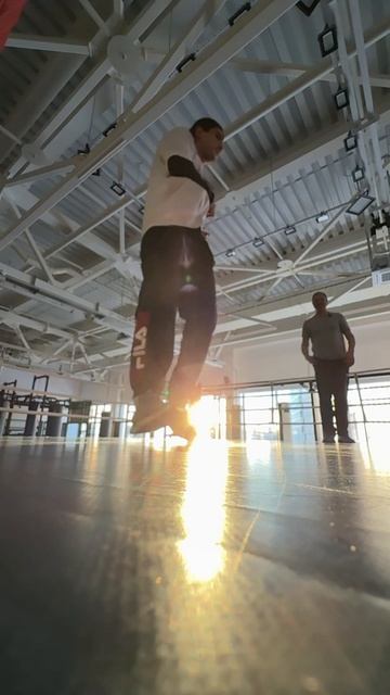 как парень танцует, так он и боксирует. #панчерЧарного #поставитудар #бокс