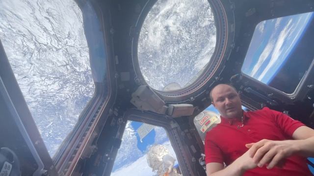 Поздравление с Воскресением Христовым и Днем космонавтики с борта МКС