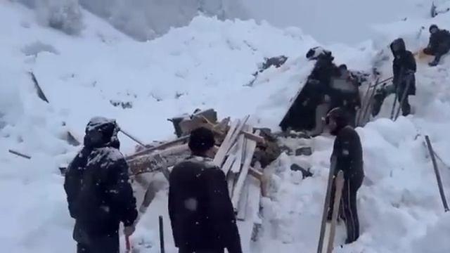 ❗️ В Дагестане  сошла снежная лавина, женщина с ребёнком оказались под слоем снега