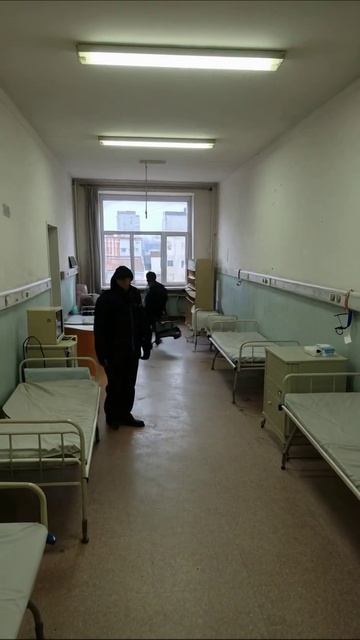 Ожидание конца: безысходность в пустом коридоре больницы #больница #психология #безысходность