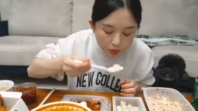 Мукбанг курица , ттокпокки, пибимпап Еда на камеру