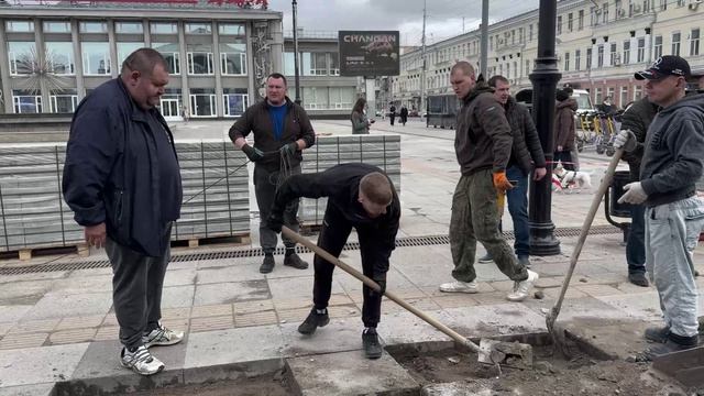 В Саратове приступили к замене тротуарной плитки на площади Кирова