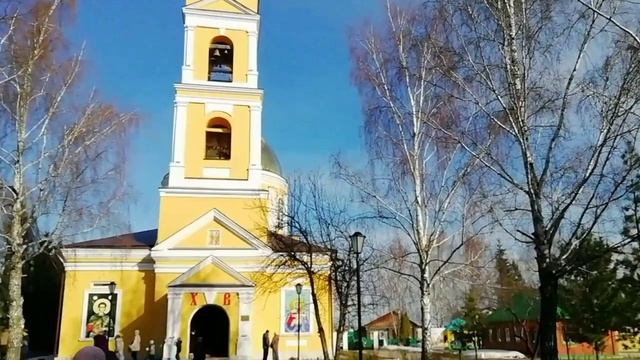 Церковь зазывает колокольным звоном