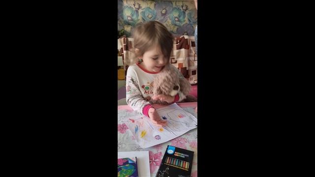 Теона рассказывет про мишку игрушку.