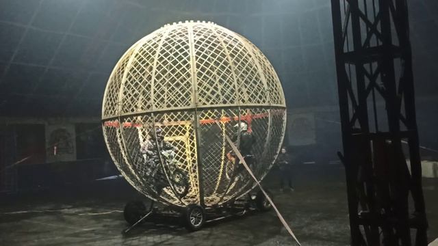 Двойная мертвая петля в мотошаре  Нитро Цирк Руслана Усеинова  Гастроли в г  Тула  2026 г