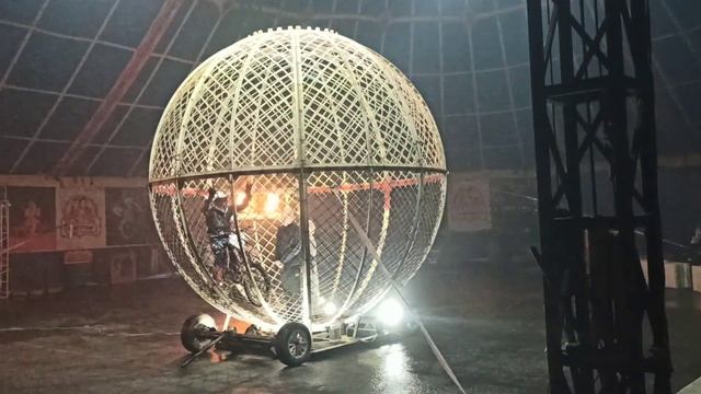 Мотоциклист в мотошаре с тремя зрителями внутри. Нитро Цирк Руслана Усеинова.Гастроли в г.Тула  2026