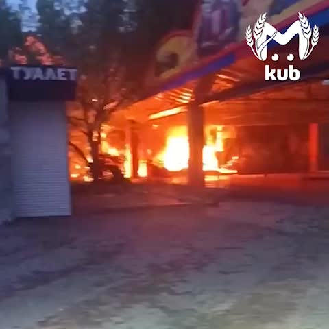 Аттракцион горит в парке развлечений в Геленджике. Пожарные уже на месте.