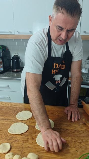 Муж лепит манты
