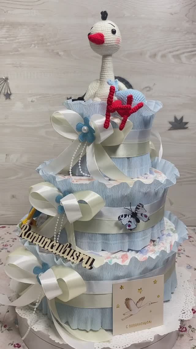 Подарочный торт из подгузников для мальчика с игрушкой