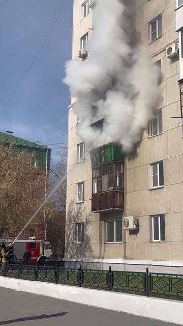 Спасатели тушат квартиру на Советской в Кургане