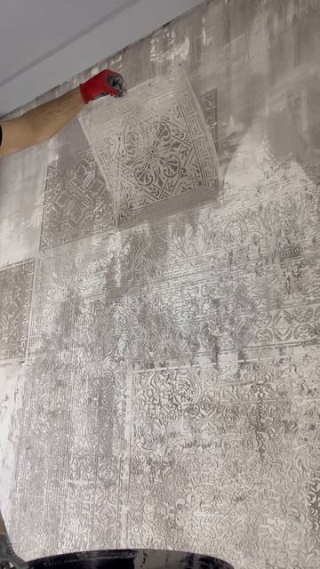 Ковер на стене декоративной штукатуркой.