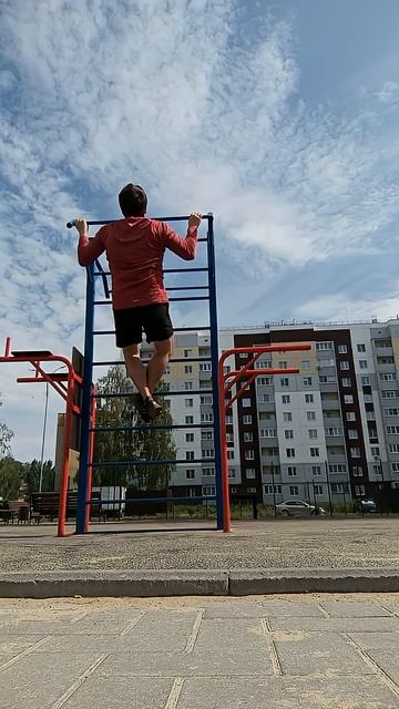 Подтягивания широким хватом в Костроме на улице. 49 лет, 100 кг. 5 раз. 7 июля 2025
