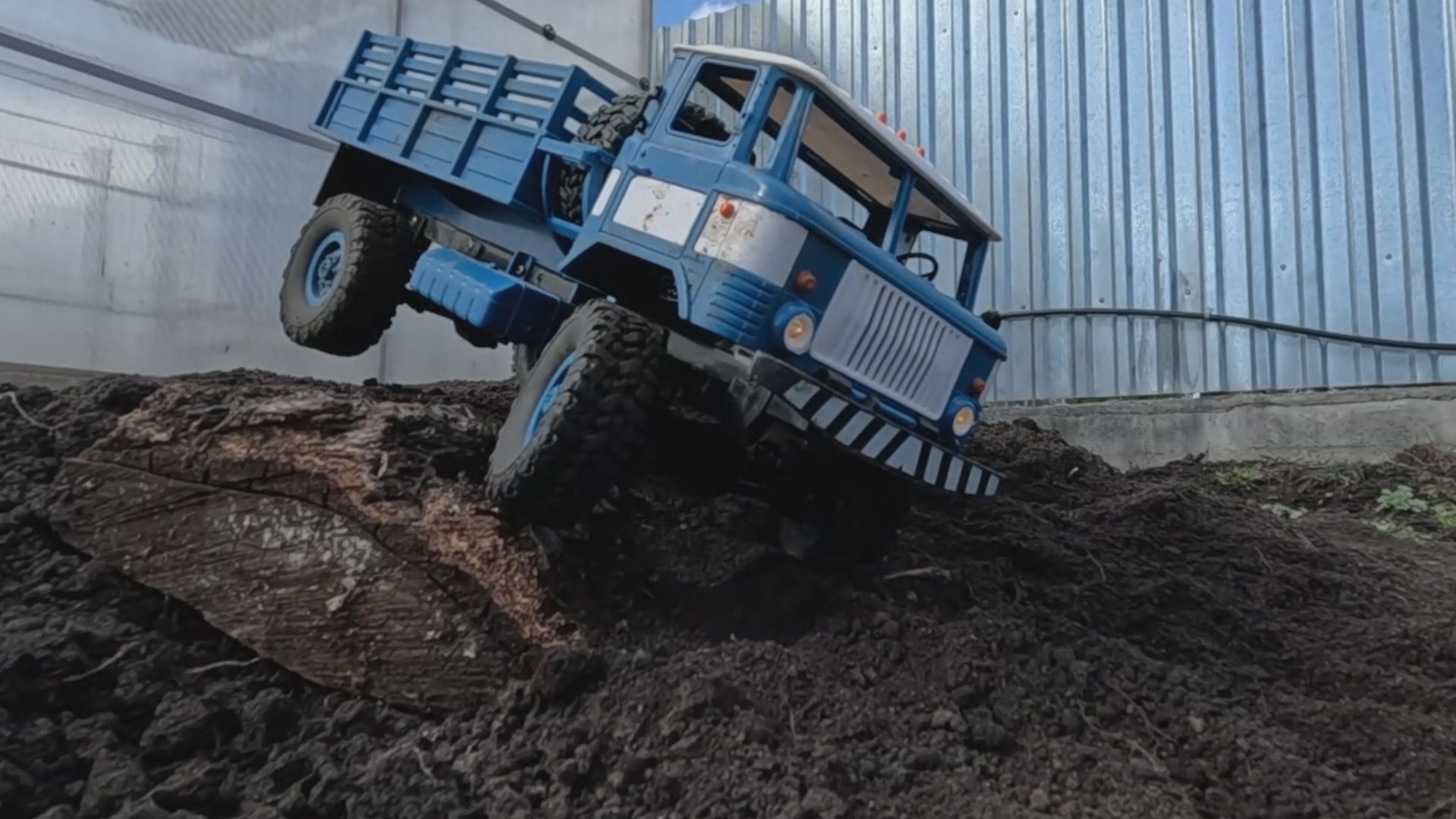 Беспилотная Шишига ГАЗ 66 на простой учебной трассе для трофи.