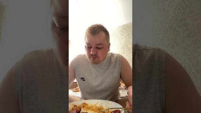 Мукбанг: Яичница со спагетти и колбаской — идеальный завтрак!