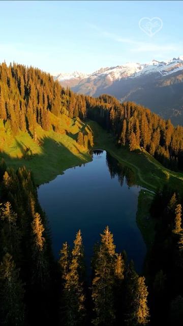 Озеро в горах 🇨🇭