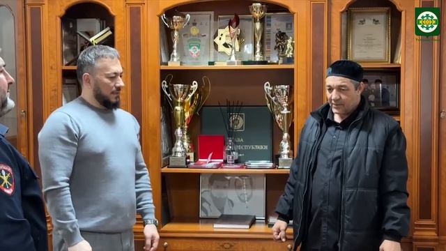 В Чечне наградили героя, спасшего семью во время недавнего наводнения в Дагестане