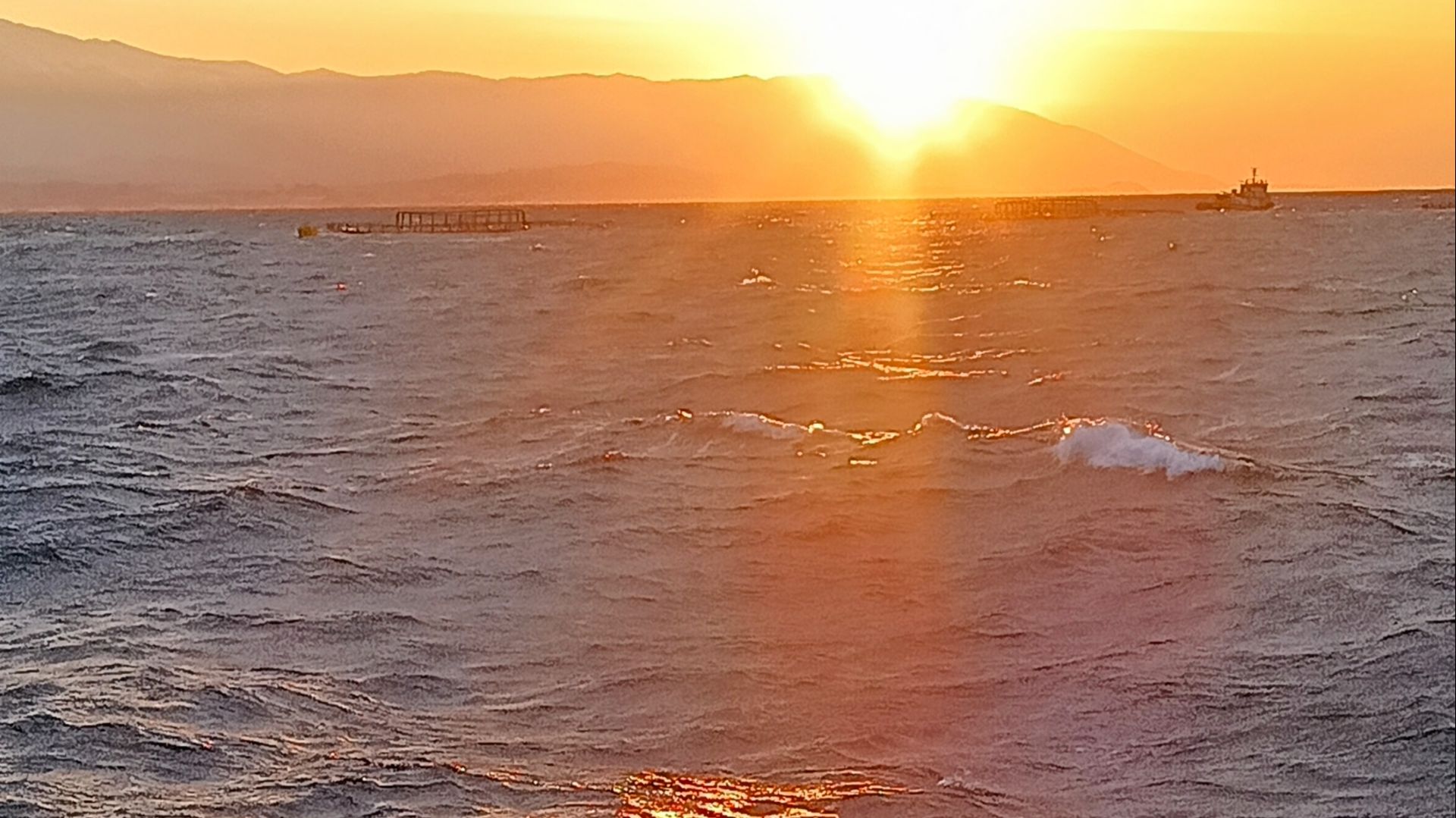 Рассвет в Черном море.