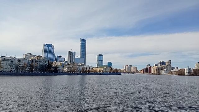 Центр Екатеринбурга, вид на городской пруд весной -Аппрель 2026 г.