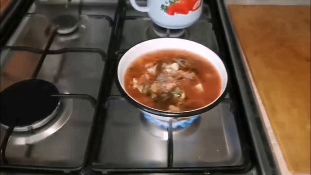 Дима кушает у бабушки