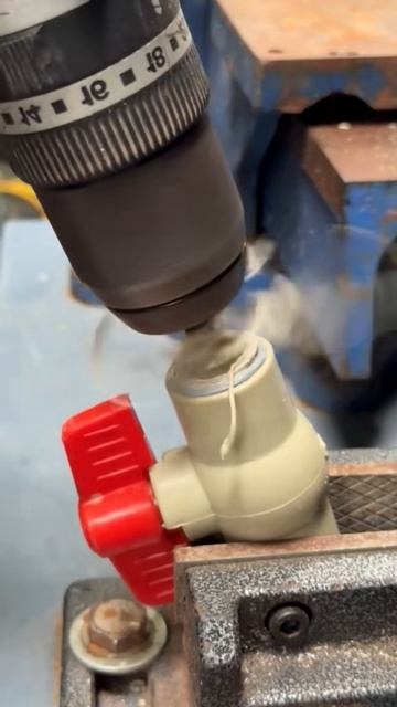 🚰🔧 Ремонт протекающей трубы своими руками | Простое решение бытовой проблемы!