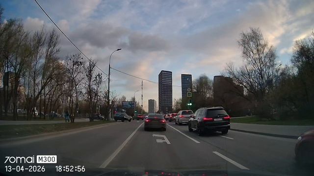 Toyota Camry Проехал прямо по полосе для поворота.