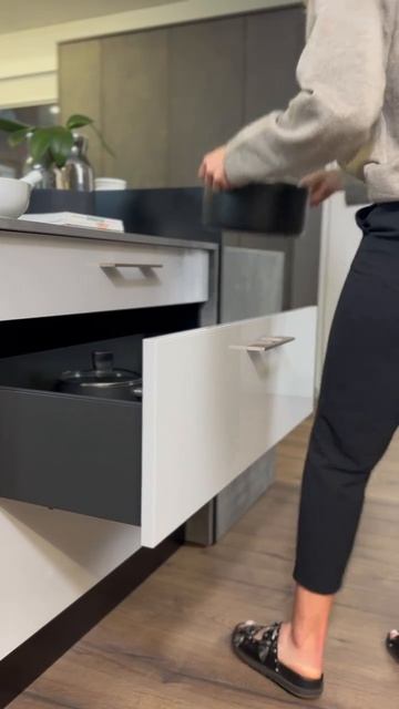 Видео от Фабрика мебели KOMFORT