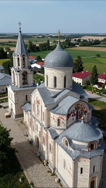 Красота архитектуры: историческая церковь в деревне #архитектура #церковь #история