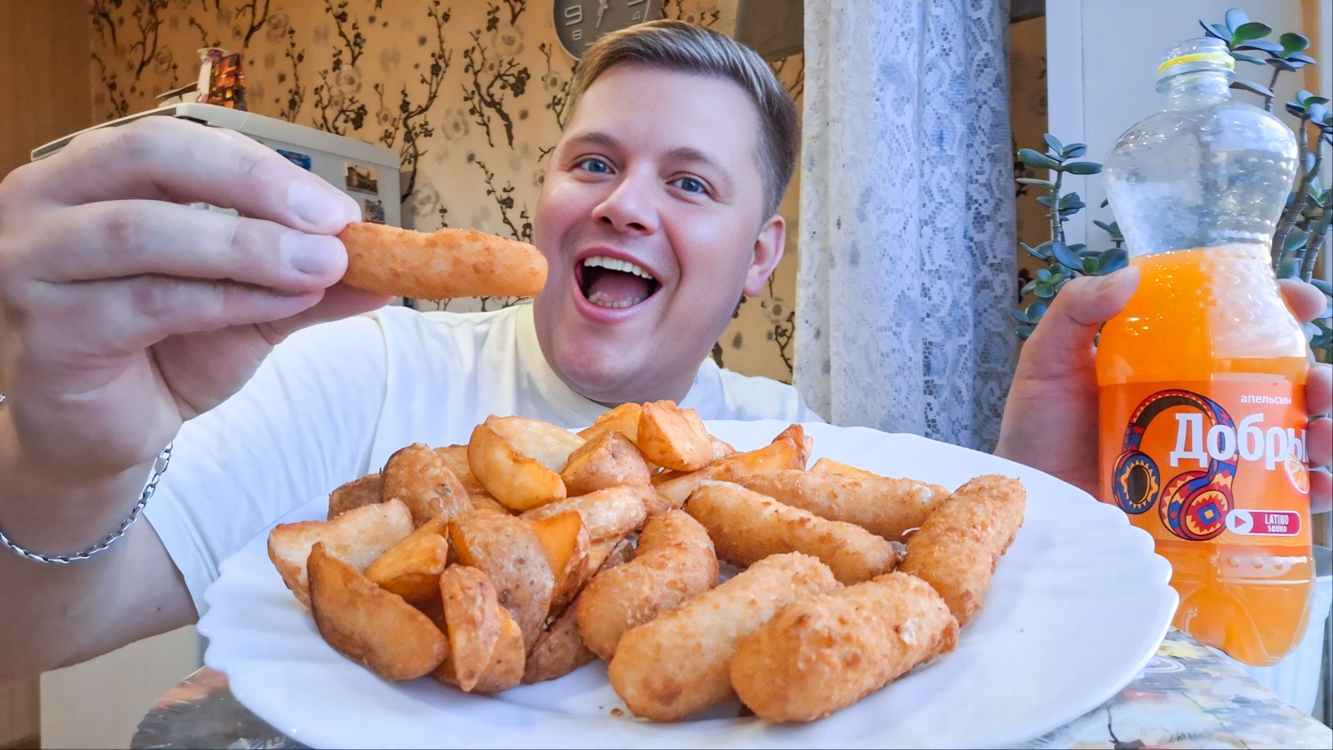 МУКБАНГ😋 СОВЕТЫ ОСТАВЬТЕ ПРИ СЕБЕ!☝️ СЫРНЫЕ ПАЛОЧКИ И КАРТОШКА ПО-ДЕРЕВЕНСКИ